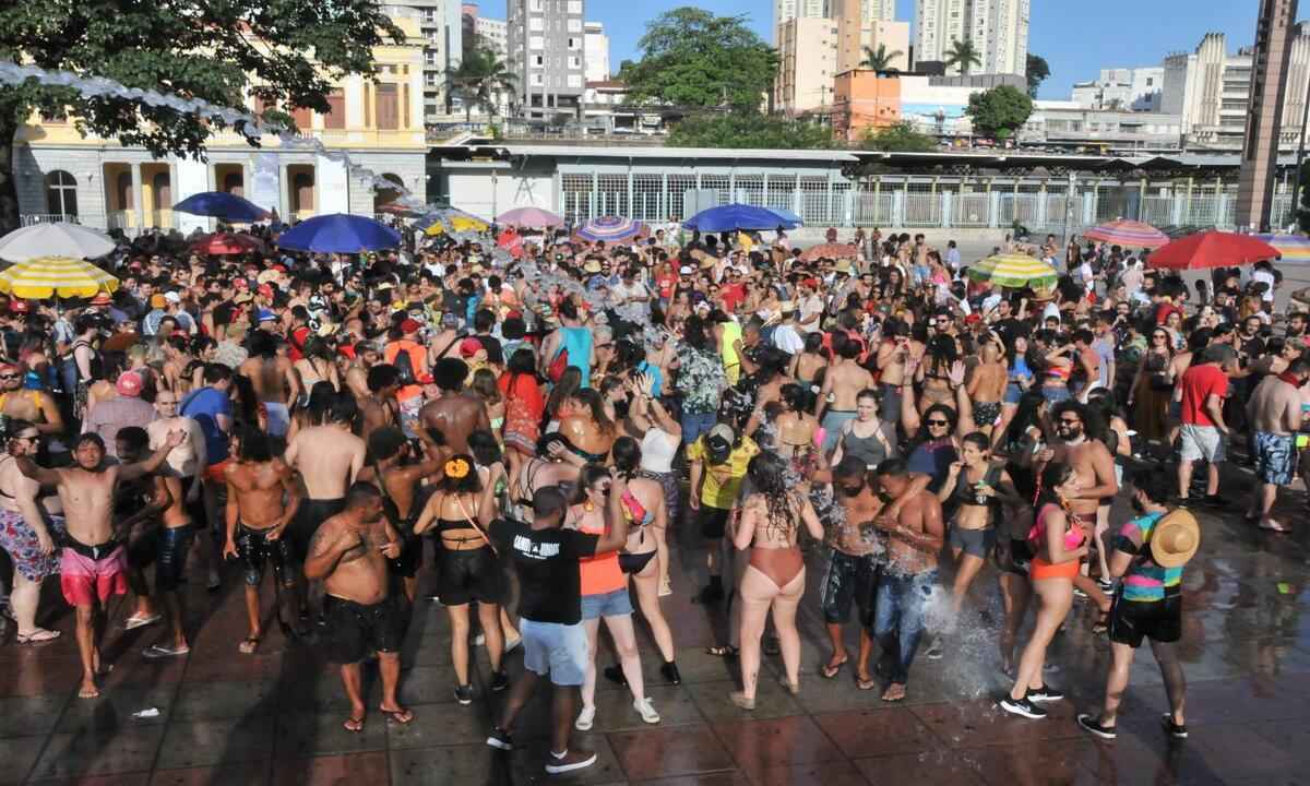 Foliões se reúnem na Praça da Estação em tarde de sol e calor em BH  - Marcos Vieira/EM/D.A Press