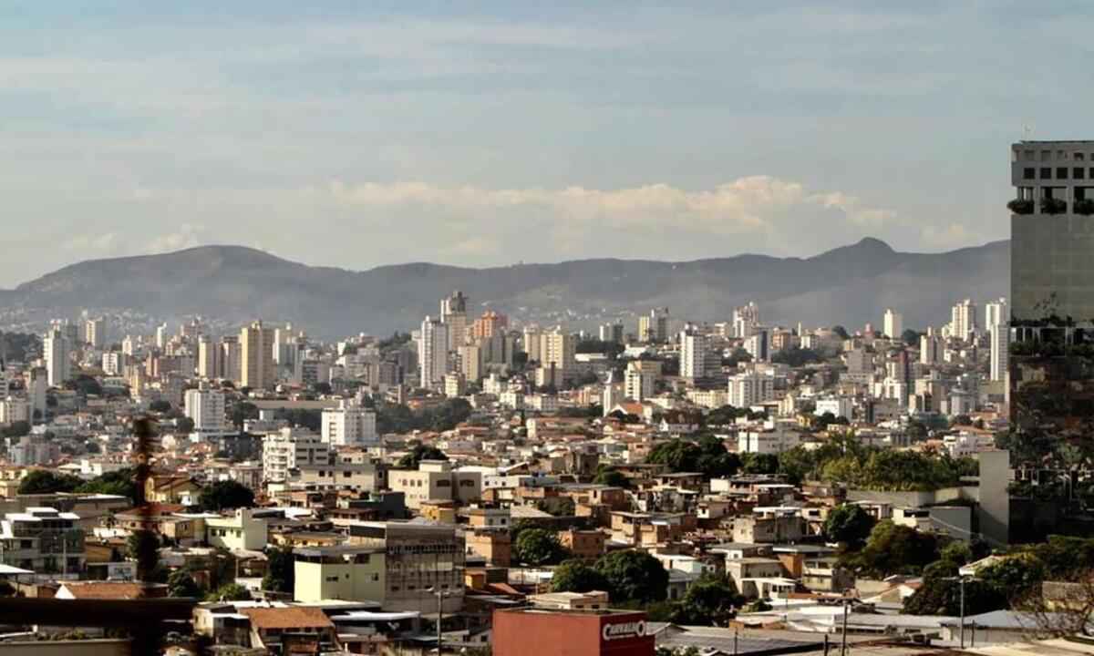 Nuvens começam a se pronunciar sobre a Serra do Curral e encobrem BH neste domingo Belo Horizonte clima nublado -  (crédito: Edésio Ferreira/EM/D.A.Press)