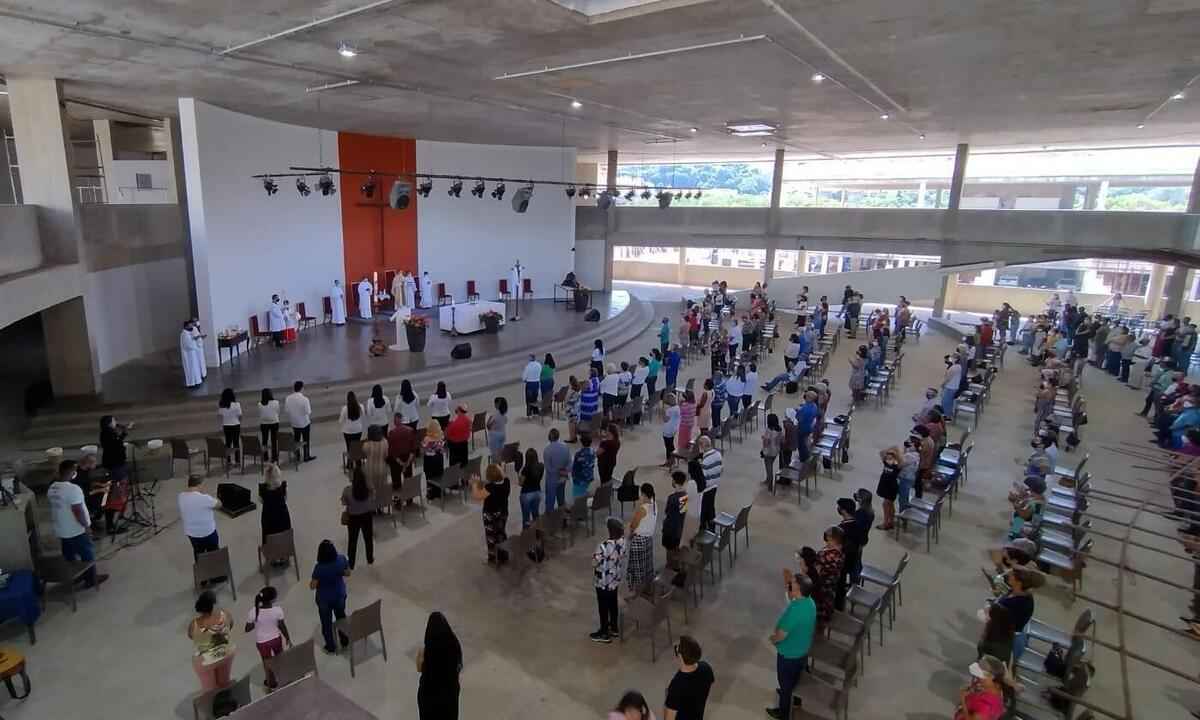 Na Catedral Cristo Rei, em BH, missa com dom Walmor celebra a fraternidade  - Edésio Ferreira/EM/D.A Press