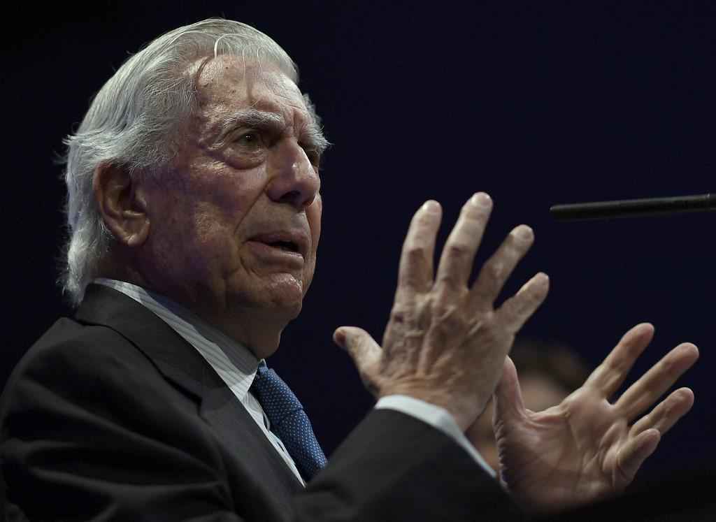 Mario Vargas Llosa supera COVID-19 e deixa o hospital - PIERRE-PHILIPPE MARCOU / AFP