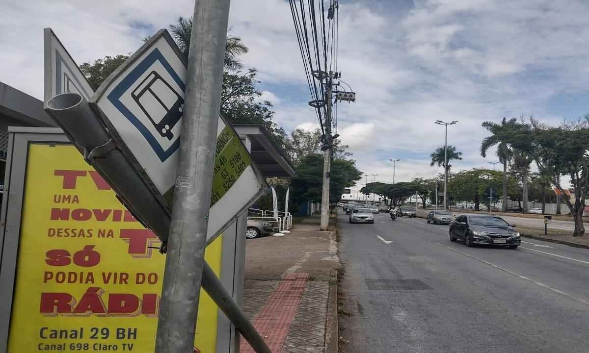 Caminhão invade ponto de ônibus ao bater em dois carros na Antônio Carlos - Reprodução/Estado de Minas