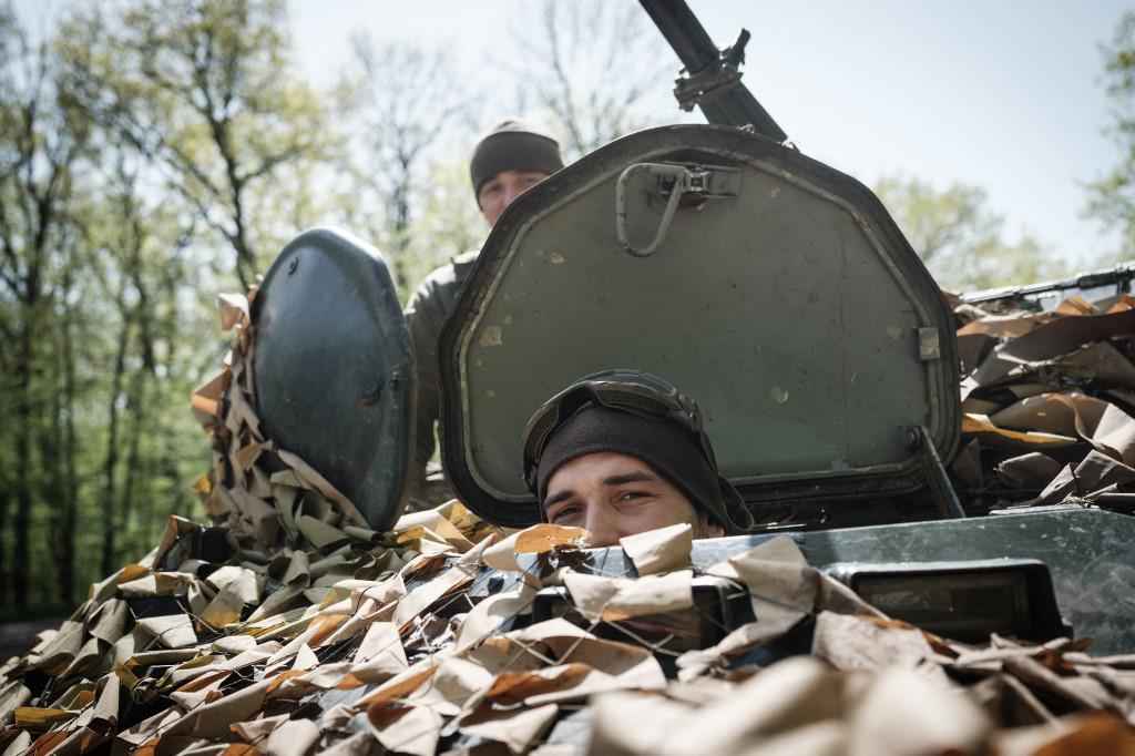 Roqueiro ucraniano vai até frente de batalha levantar moral da tropa - Yasuyoshi CHIBA / AFP