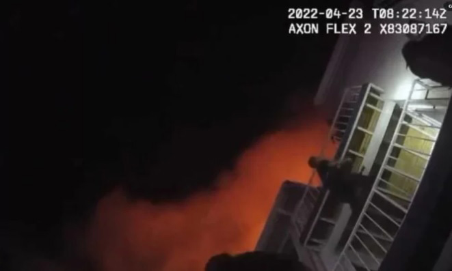 Policial resgata bebê de prédio em chamas; assista ao vídeo - Orange County Sheriff's Office/ reprodução