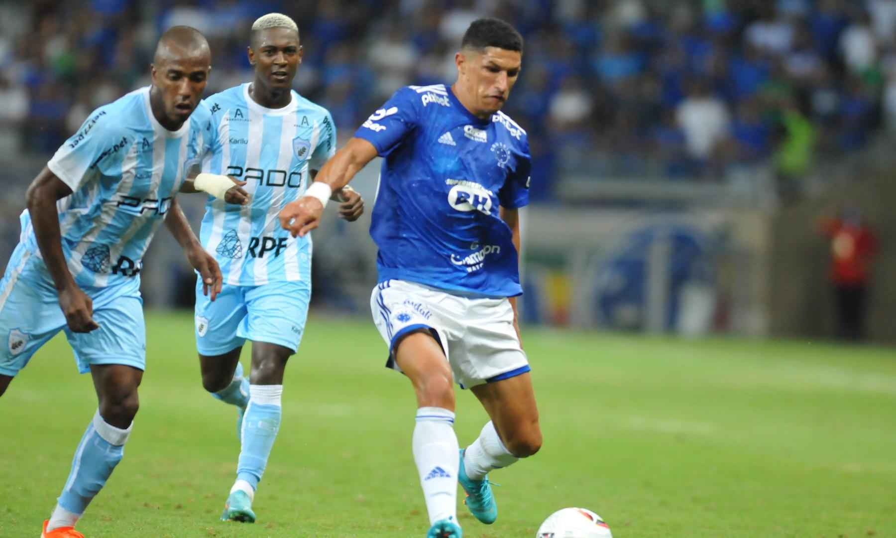 Cruzeiro vence e entra no G-4 pela primeira vez na Série B - Alexandre Guzanshe/EM/D.A