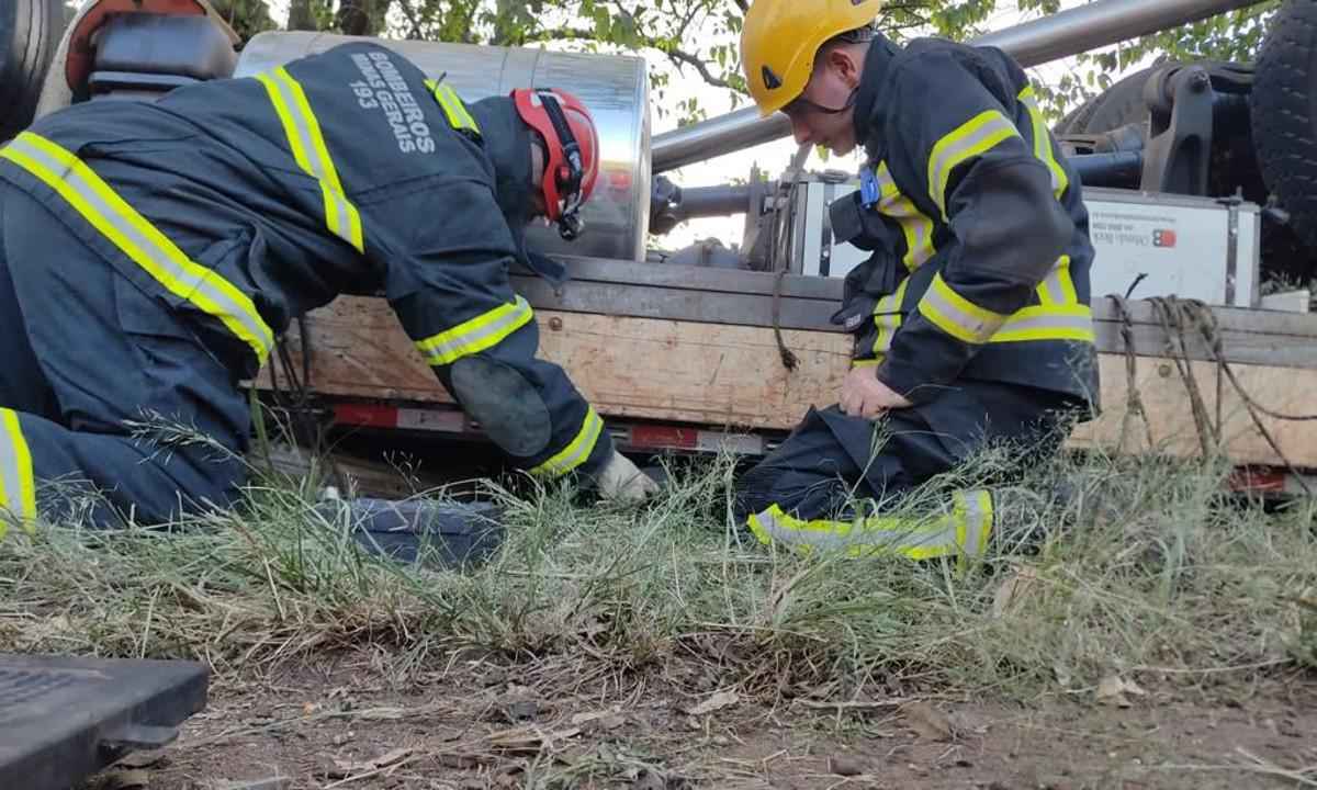 Trabalhador morre imprensado após caminhão com tomates capotar em Minas - Corpo de Bombeiros/Divulgação