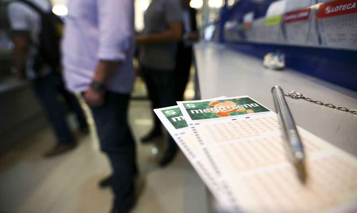 Mineiros acertam 5 números e quase levam R$ 40 milhões da Mega-Sena - Marcelo Camargo/Agência Brasil