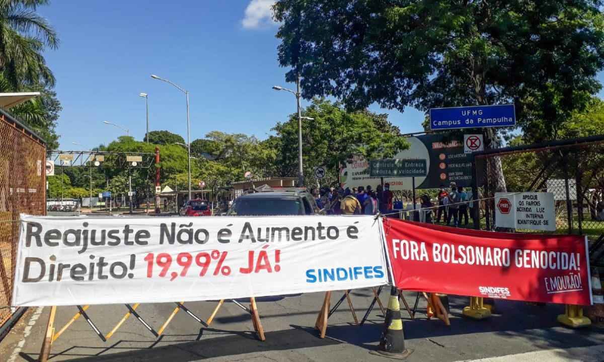 Protesto de servidores na UFMG fecha entrada e saída de carros  - Leandro Couri/EM/D.A Press