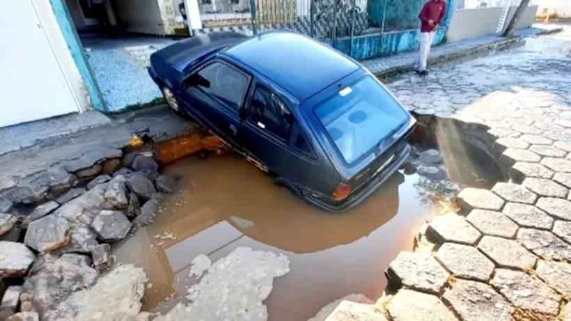Carro cai em cratera aberta após rompimento de tubulação de água em Itajubá - Guarda Civil Municipal