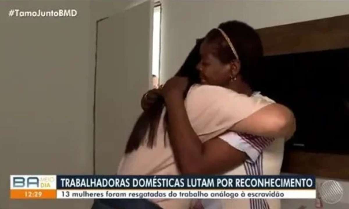 Mulher negra resgatada teme segurar mão de repórter branca - Reprodução/Globo Bahia