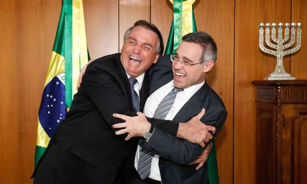 Bolsonaro defende voto de Mendonça contra Silveira: 'Pessoa de princípios' - ALAN SANTOS/PR
