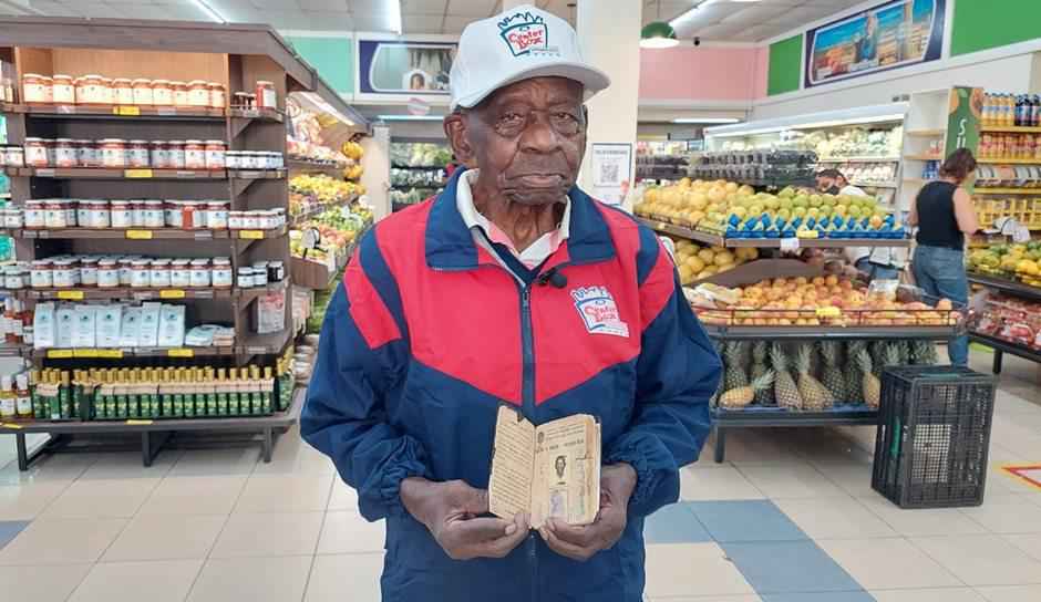 'Vô' Bernardo, aos 104 anos, ainda trabalha com carteira assinada em Minas - Magson Gomes/Terra do Mandu