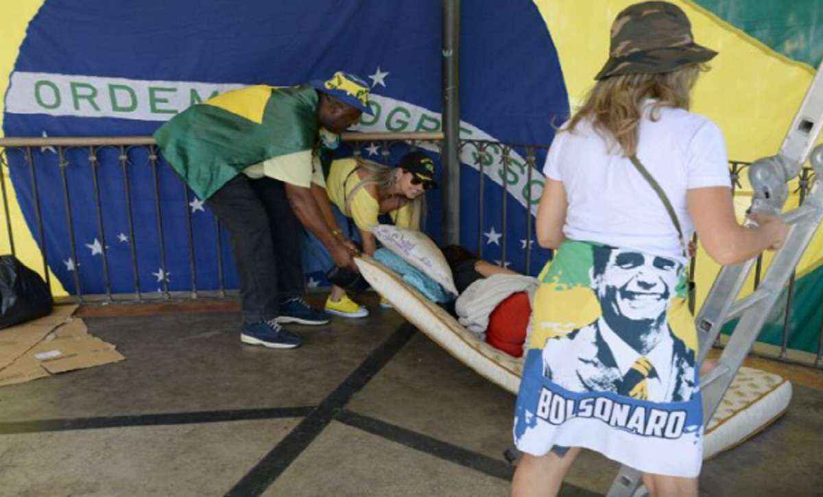 Bolsonaristas arrastam colchão com moradora de rua em manifestação em BH - Tulio Santos/EM/D.A Press