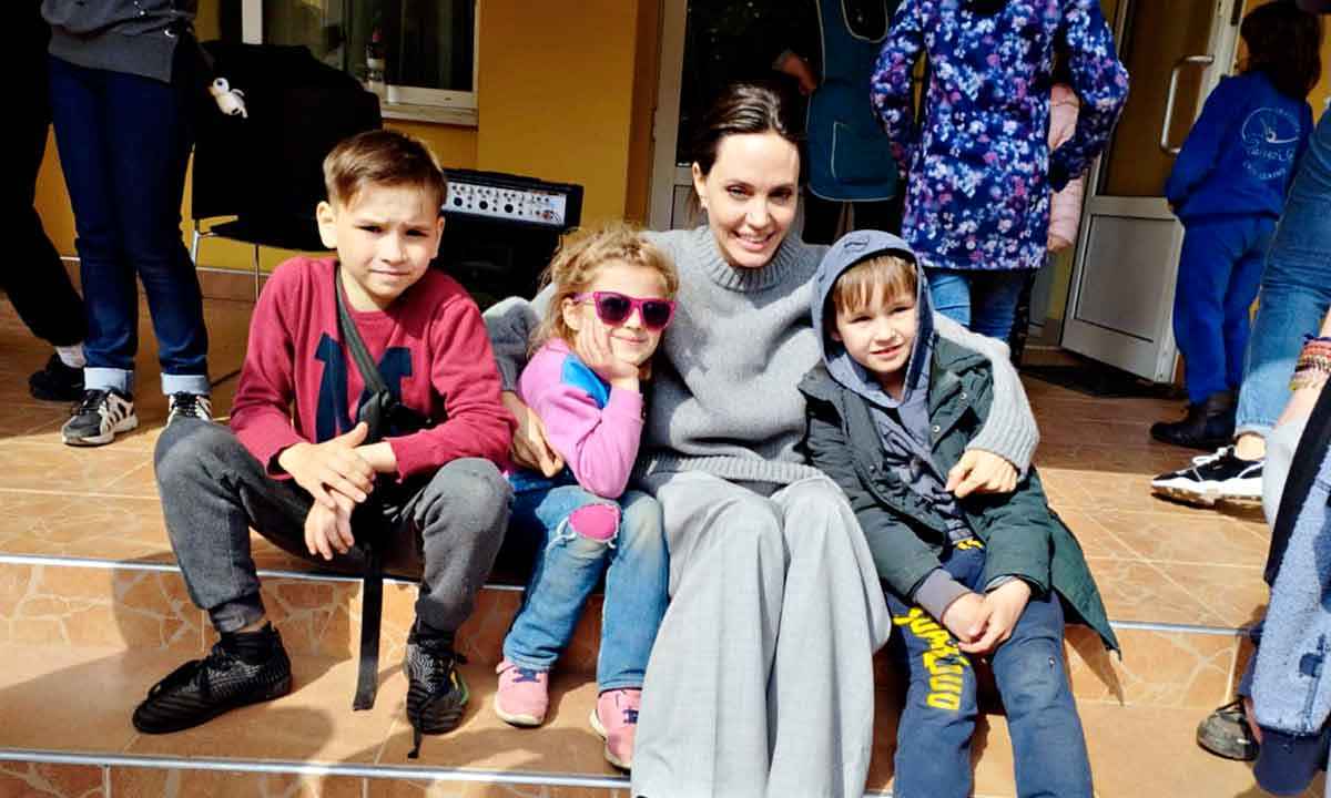 Angelina Jolie e livros infantis dão alento para os ucranianos em Lviv - Telegram/reprodução