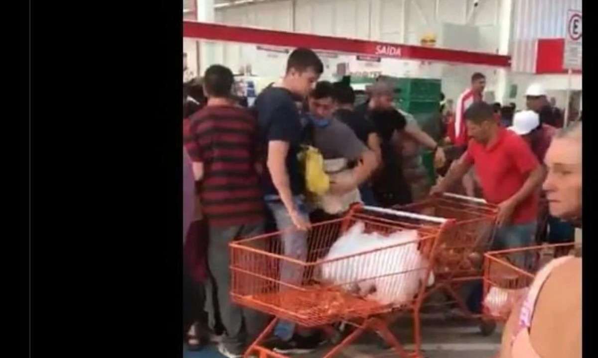 Vídeo: consumidores brigam por cebola dentro de supermercado - Reprodução