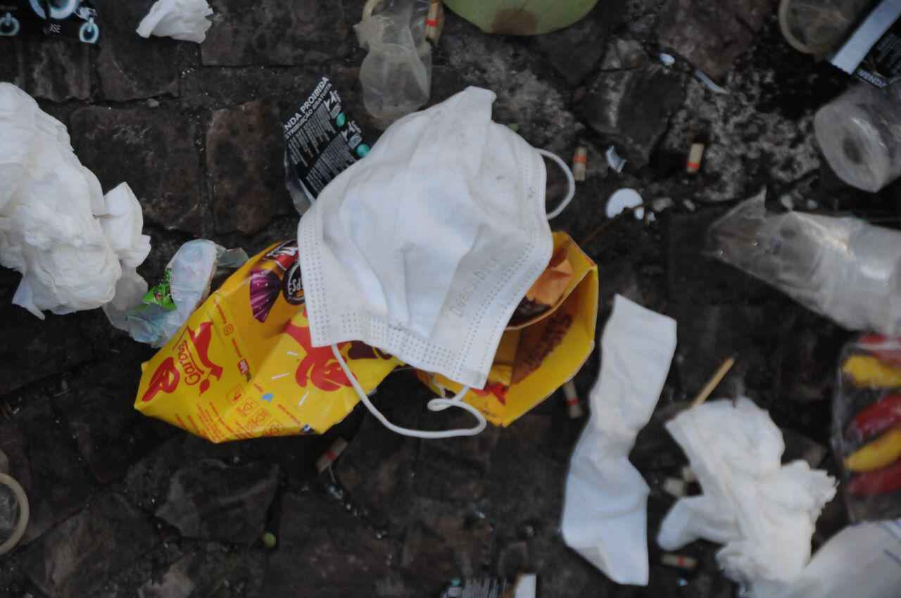 COVID-19: máscaras e gorros são descartados nas ruas de Belo Horizonte - Juarez Rodrigues/EM/D.A Press. Brasil