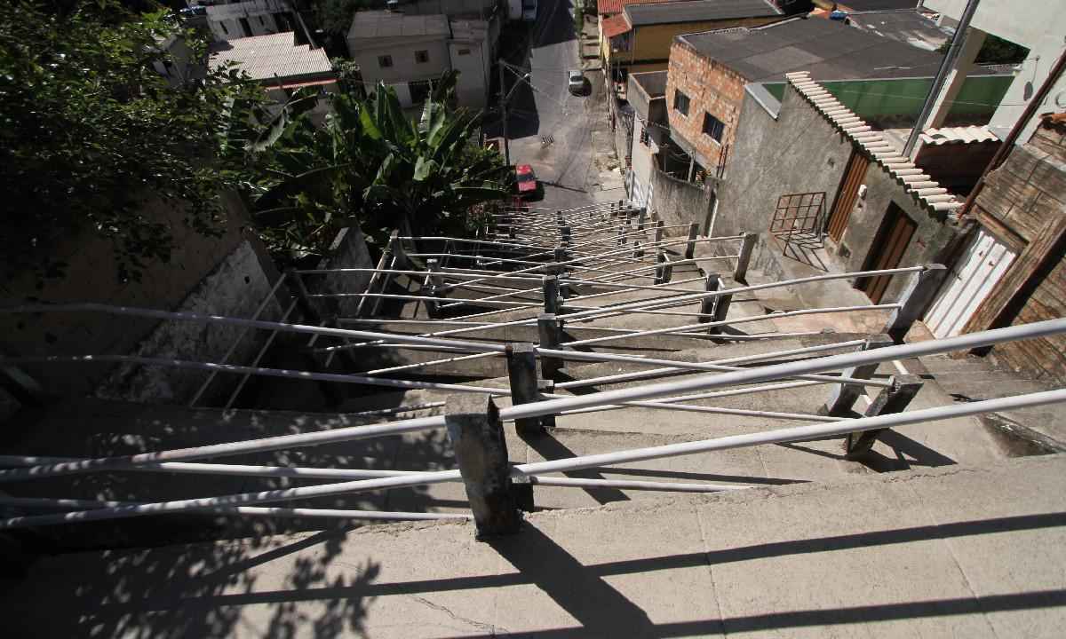 Conjunto de 17 rampas chama a atenção em rua de Sabará - Edésio Ferreira/EM/D.A Press