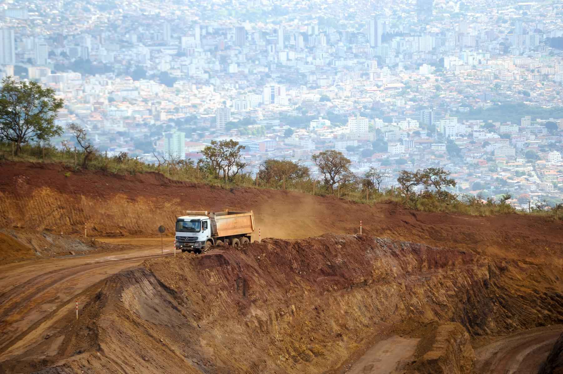 Área vizinha à da "mineração da discórdia" na Serra do Curral já é escavada - Leandro Couri/EM/D.A Press