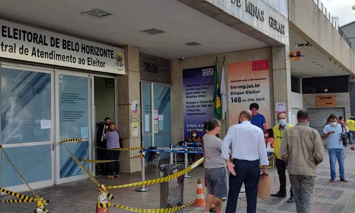 Último dia para tirar título de eleitor é de movimento nos cartórios de BH - Jair Amaral/EM/D.A Press
