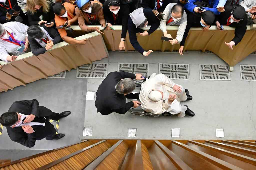 Papa Francisco aparece em cadeira de rodas por dor no joelho - Alberto PIZZOLI / AFP
