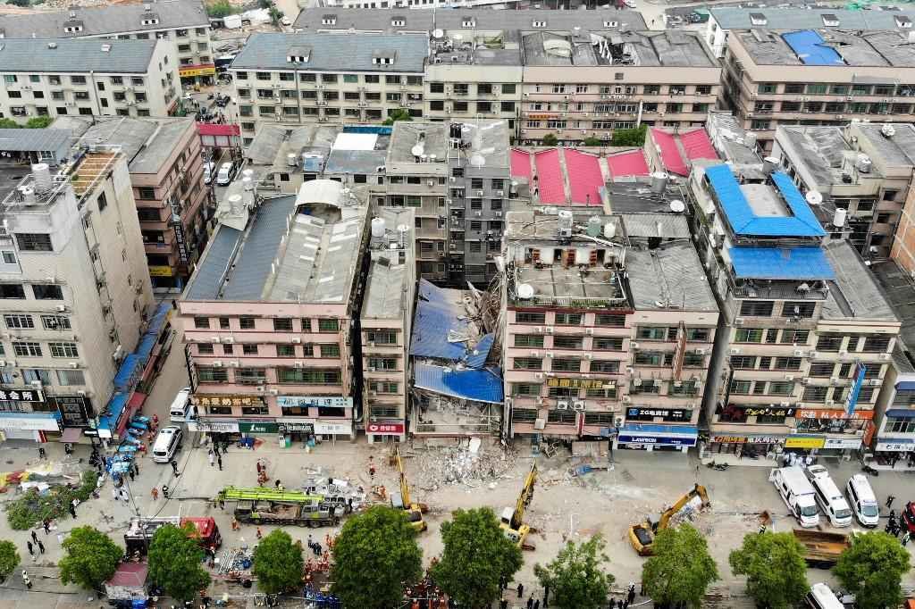 Número de mortos em desabamento na China sobe para 53  - CNS / AFP