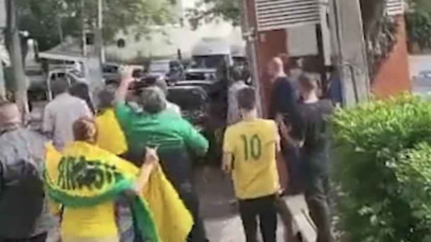 Em Campinas, carro de Lula é cercado por apoiadores de Bolsonaro - Redes Sociais/Reprodução