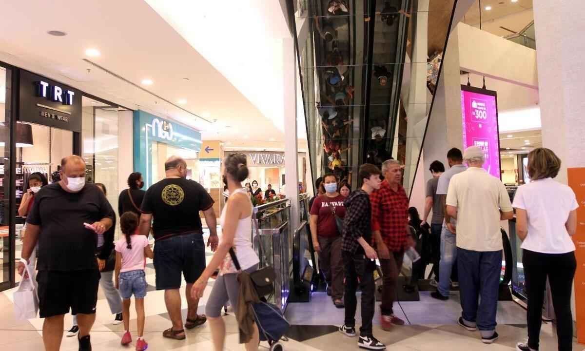 Centro de BH tem movimento intenso em véspera de Dia das Mães - Jair Amaral- EM/D.A. Press