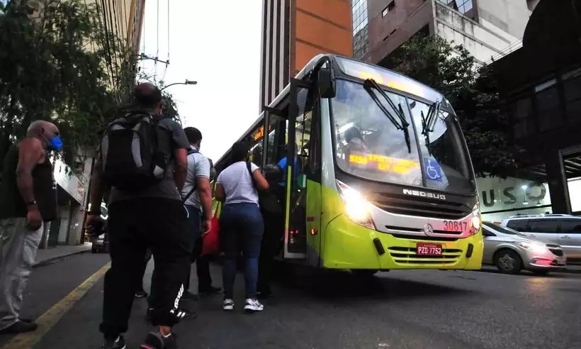 Usuários sofrem com demora de ônibus neste sábado (7) - Ramon Lisboa/EM/D.A Press
