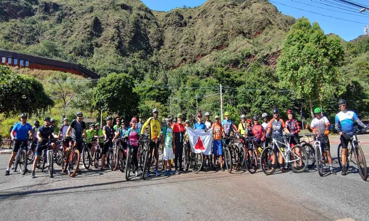 Serra do Curral: ciclistas protestam em BH contra mineradora - Jair Amaral/EM/D.A.Press