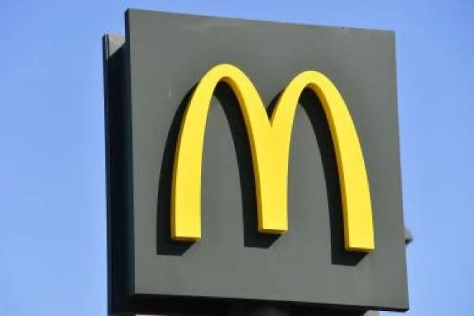 Atendente do McDonald's leva tiro na barriga após discussão por cupom  - PASCAL GUYOT