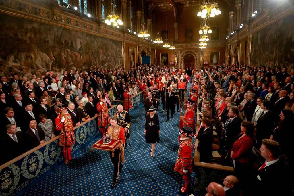 Príncipe Charles substitui pela primeira vez a rainha Elizabeth II no simbólico "discurso do trono" - HANNAH MCKAY / POOL / AFP