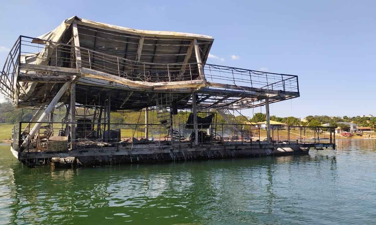 Barco de dois andares fica destruído após incêndio em Capitólio - CBMMG/ Divulgação