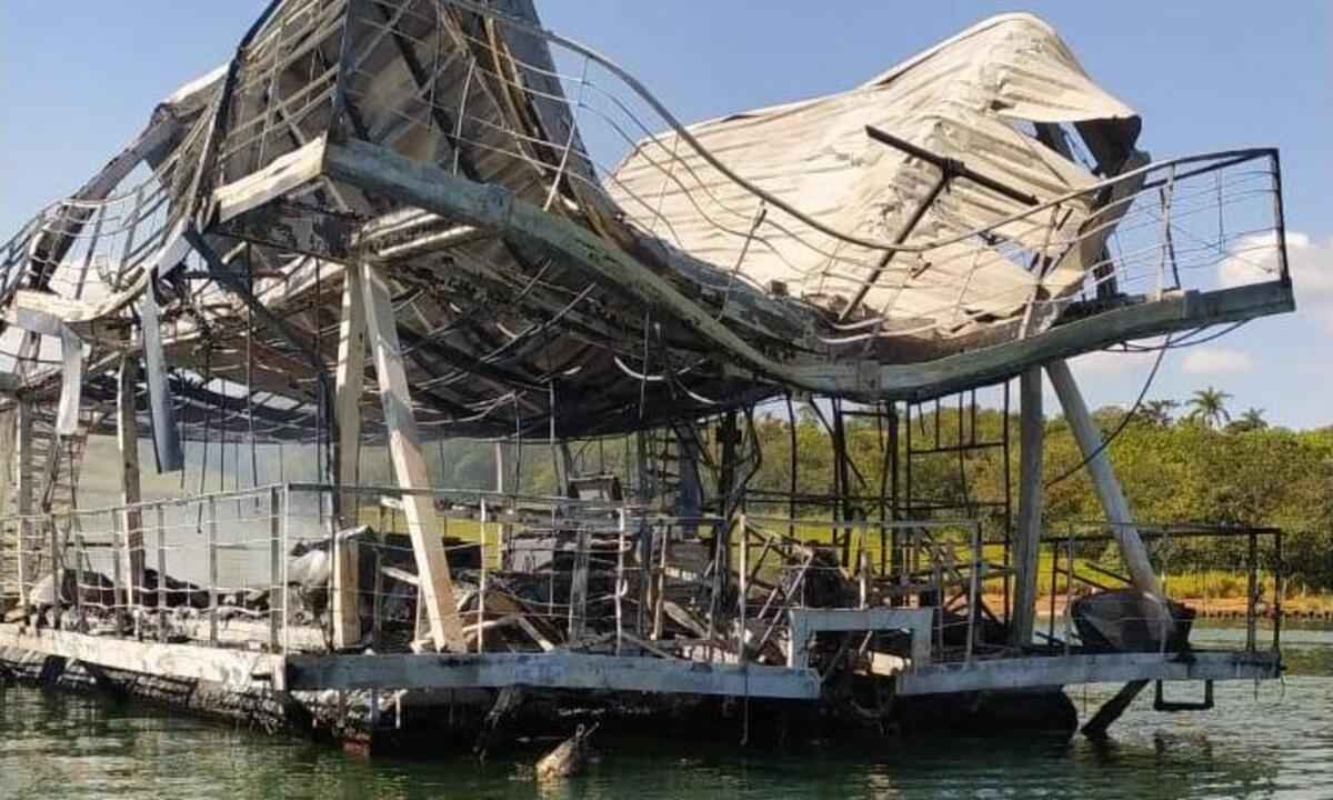 Veja momento em que barco pega fogo no Lago de Furnas, em Capitólio - CBMMG/ Divulgação