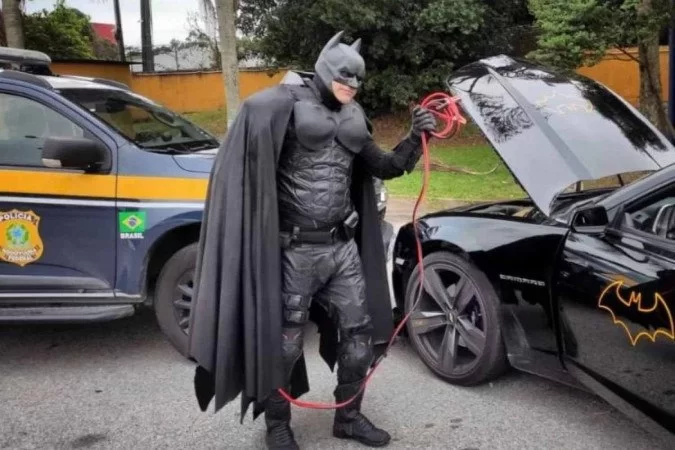 'Batmóvel' fica sem bateria e é salvo pela polícia  -  PRF/ reprodução