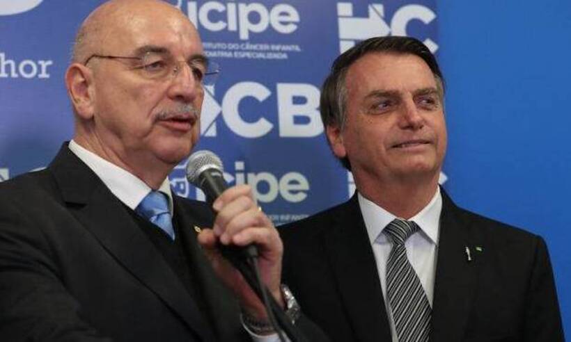 Ao lado de Osmar Terra, Bolsonaro ironiza: 'Nada de ficar em casa' - ALAN SANTOS/PR