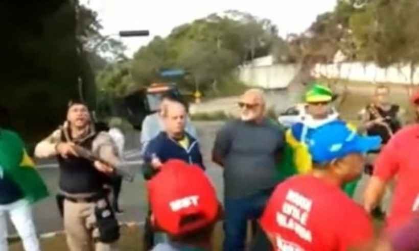 PM aponta arma para apoiadores de Lula em Juiz de Fora - Redes Sociais/Reprodução