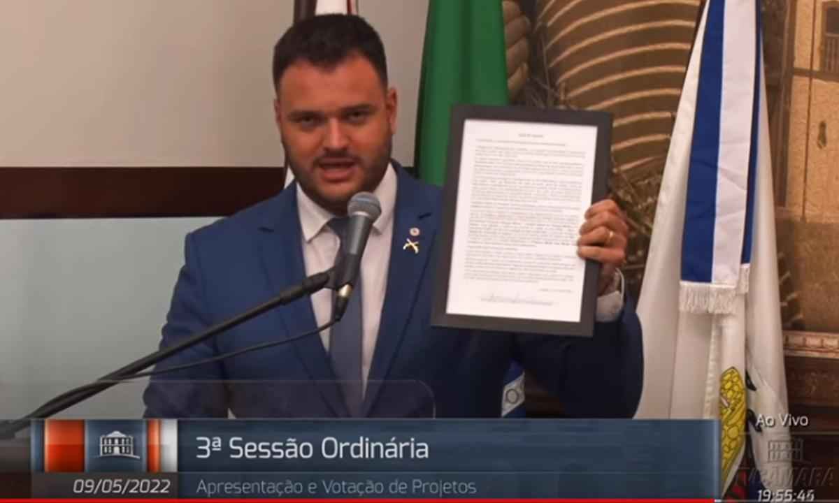 Vereador de Uberaba emoldura nota de repúdio enviada pelo PT  - TV Câmara Municipal de Uberaba/Reprodução