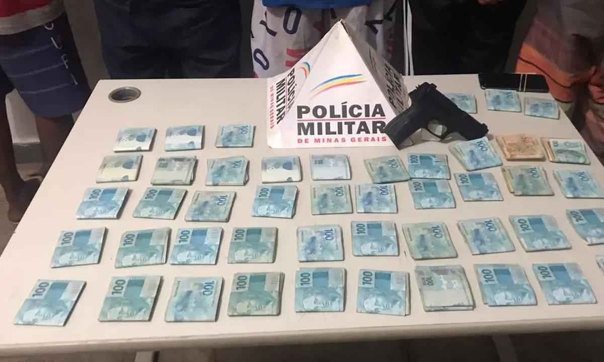 Presos 5 jovens suspeitos de roubar R$ 70 mil de cliente de supermercado - PMMG/Divulgação