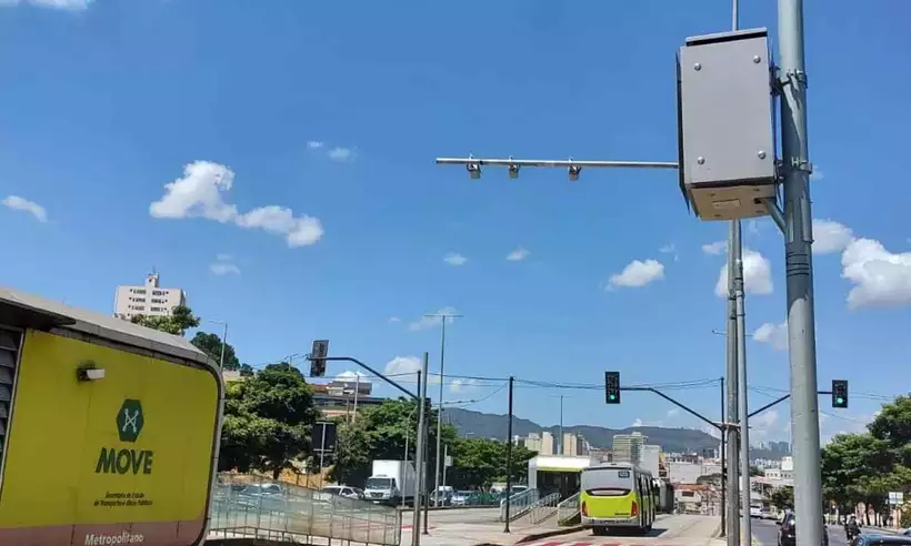 Homem é socorrido em estado grave após ser atropelado por ônibus em BH - Jair Amaral/EM/D.A Press