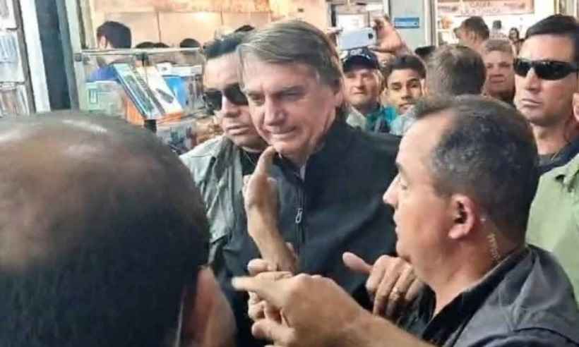 Bolsonaro recebe gritos de apoio e vaias em passeio por feira em Brasília - Redes Sociais/Reprodução
