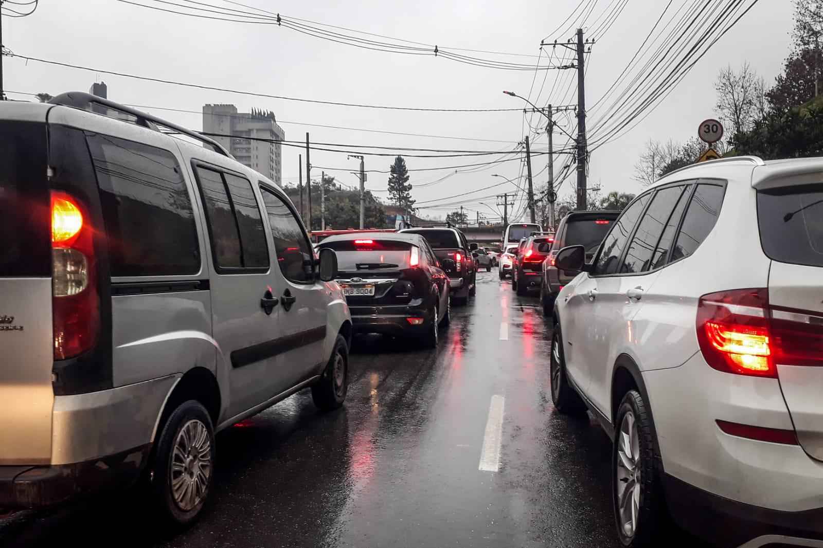 Motoristas enfrentam trânsito congestionado por causa da chuva em BH - Leandro Couri/EM/D.A Press