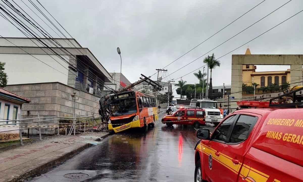 Dezenove pessoas ficam feridas em acidente de ônibus em Contagem - Reprodução/Transcon