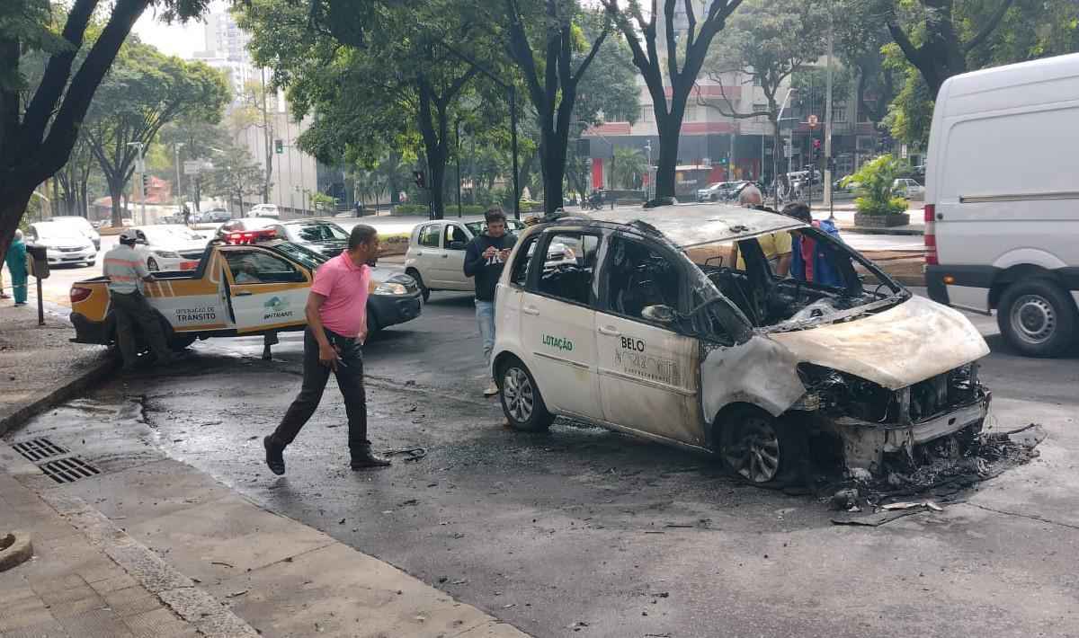 Taxi lotação pega fogo na Avenida Afonso Pena nesta segunda-feira (16)  - Edesio Costa/EM/D.A Press 