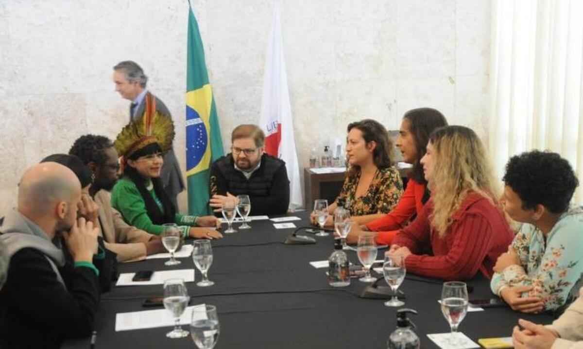 Serra do Curral: artistas entregam manifesto a presidente da ALMG - Leandro Couri/EM/D.A.Press