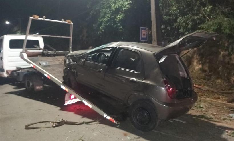 Professora fica ferida após carro despencar em barranco no Sul de Minas - Estação Notícias / divulgação