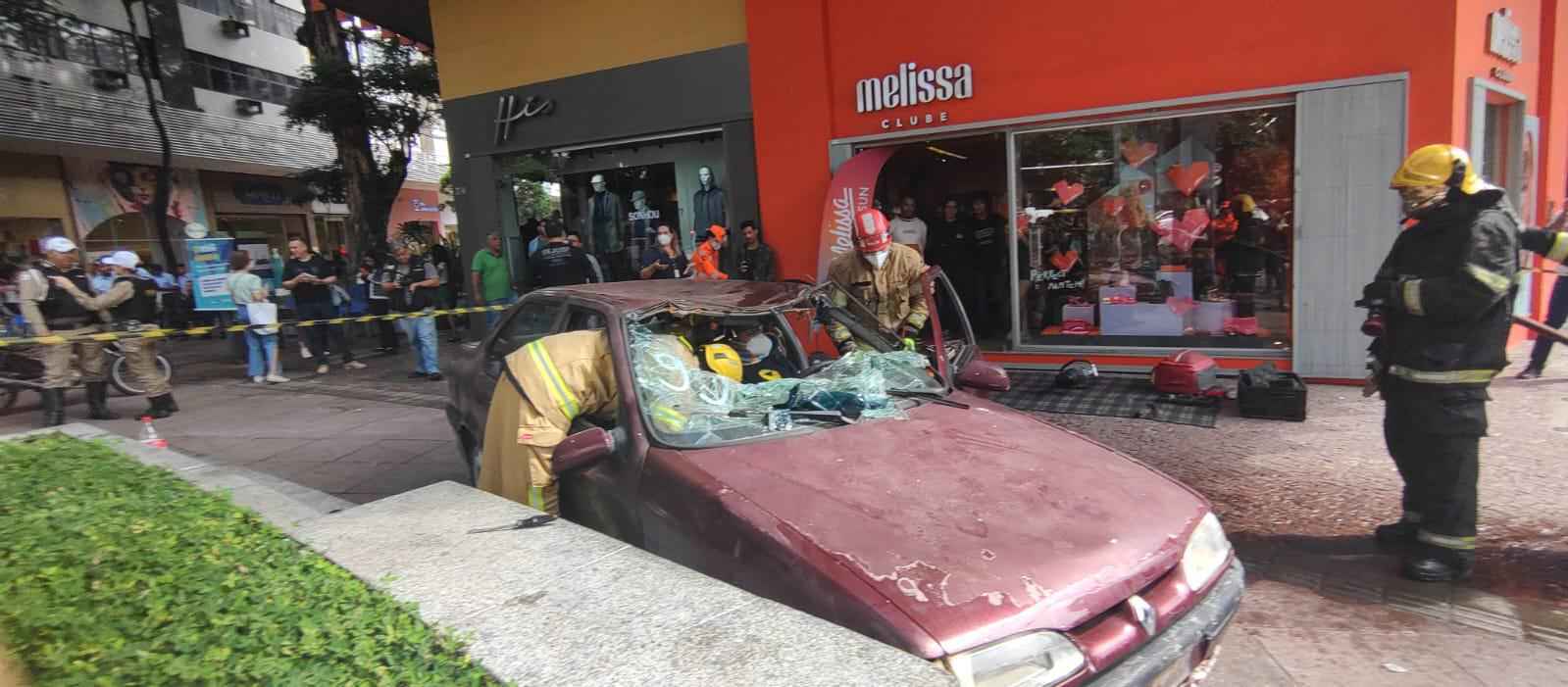 Bombeiros simulam resgate de vítima de acidente na Praça da Savassi - Jair Amaral/EM/D.A Press