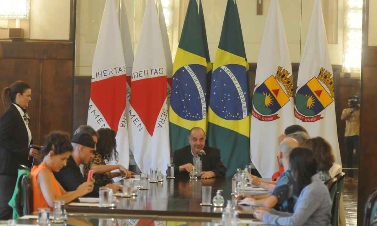 Prefeito de BH recebe manifesto de artistas contra mina na Serra do Curral - Alexandre Guzanshe/EM/D.A.Press