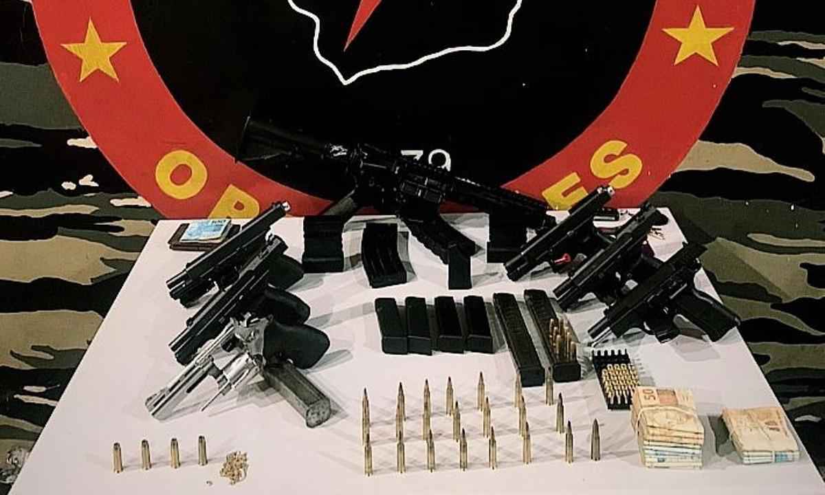 Denúncia anônima leva a prisão de dupla com pistolas e fuzil em BH - Reprodução/Polícia Militar de Minas Gerais