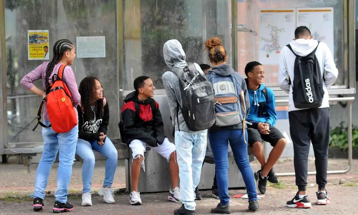 Ponto de ônibus cheio de pessoas agasalhadas em dia de frio em Belo Horizonte -  (crédito: Gladyston Rodrigues/EM/ D.A. Press)