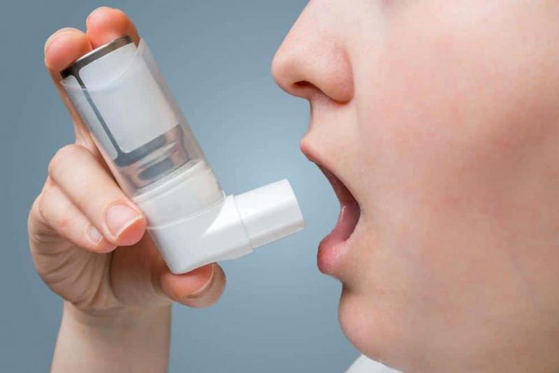 Pessoa usando bombinha para asma -  (crédito: openpr.com/Reprodução)