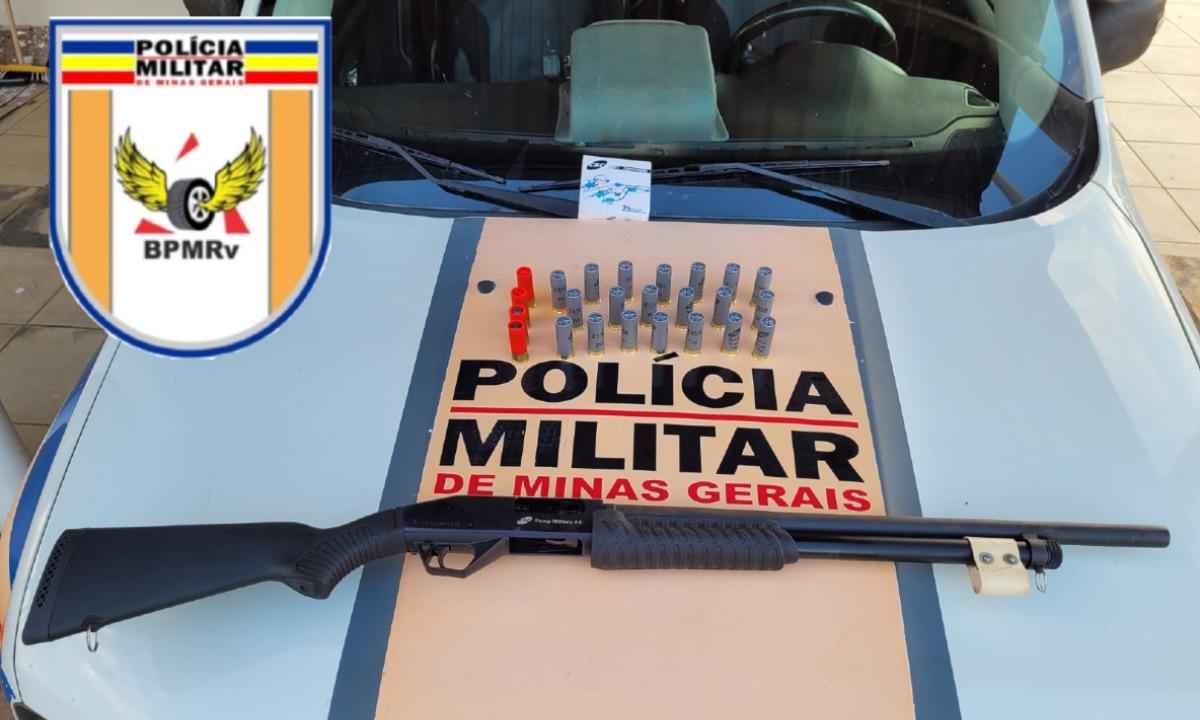 Homem é preso por porte ilegal de arma com espingarda no Norte de Minas - Reprodução/Polícia Militar Rodoviária